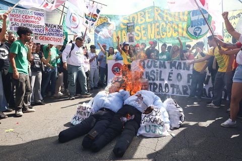 São Paulo, Brasilien: Puppen mit den Gesichtern von Brasiliens Ex-Präsident Jair Bolsonaro und US-Präsident Donald Trump brennen