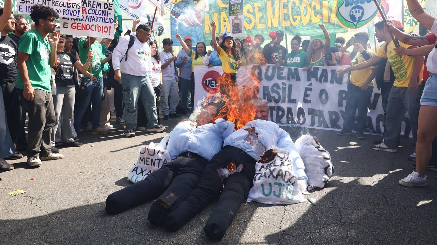 Trump dolls on fire-Brazilians protest against the increase in customs