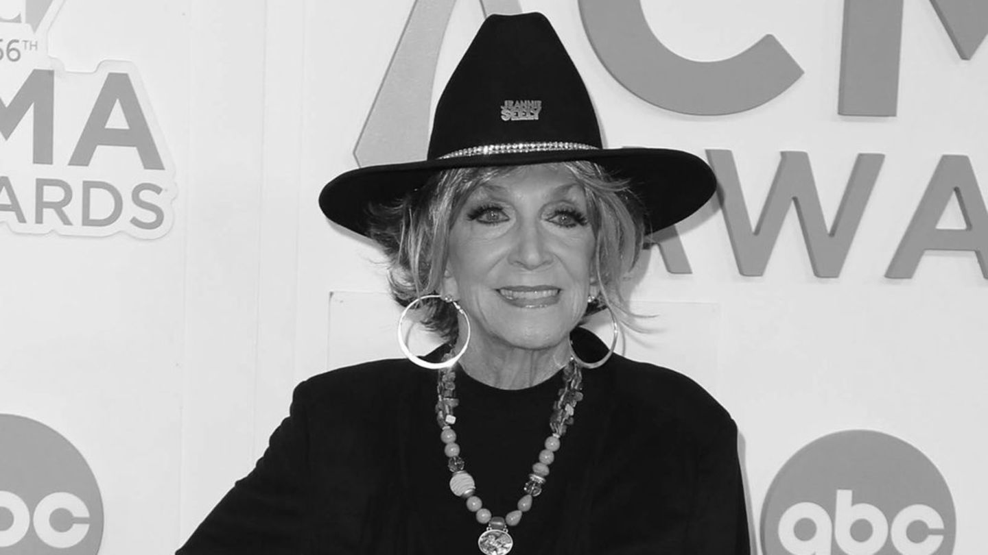 Jeannie Seely auf einem Schwarz-Weiß-Foto