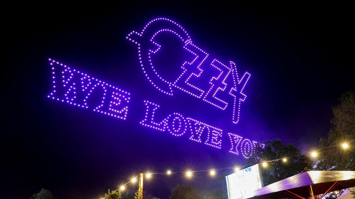 Wacken, Schleswig-Holstein. Er ist jetzt im Heavy-Metal-Himmel: Drohnen bilden den Schriftzug "Ozzy we love you" über dem Festivalgelände. Damit wurde der verstorbenen Musik-Legende Ozzy Osbourne gedacht. Das Wacken Open Air gilt als größtes Heavy-Metal-Festival der Welt