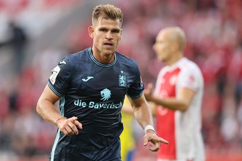Florian Niederlechner feiert sein Tor gegen Rot-Weiß Essen
