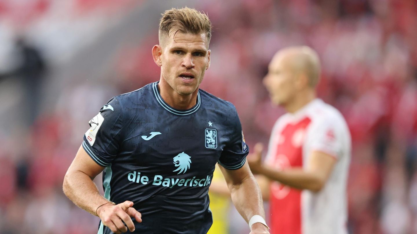 Florian Niederlechner feiert sein Tor gegen Rot-Weiß Essen
