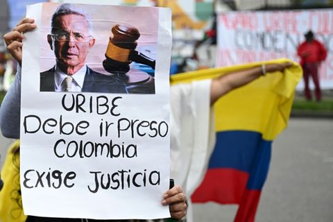 Proteste gegen den kolumbianischen Ex-Präsidenten Álvaro Uribe