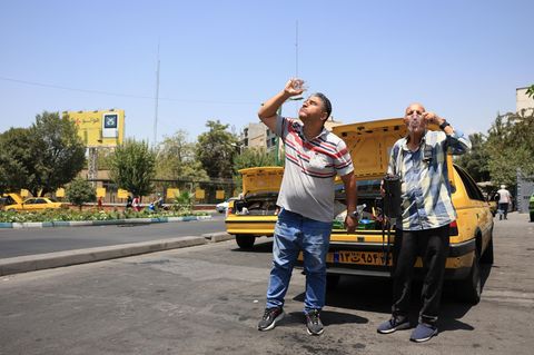 Zwei Taxifahrer erfrischen sich während einer Hitzewelle in der iranischen Hauptstadt Teheran