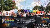 Start des CSD in Hamburg mit der Polit-Prominenz der Hansestadt, unter anderem mit Peter Tschentscher