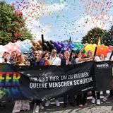 Start des CSD in Hamburg mit der Polit-Prominenz der Hansestadt, unter anderem mit Peter Tschentscher