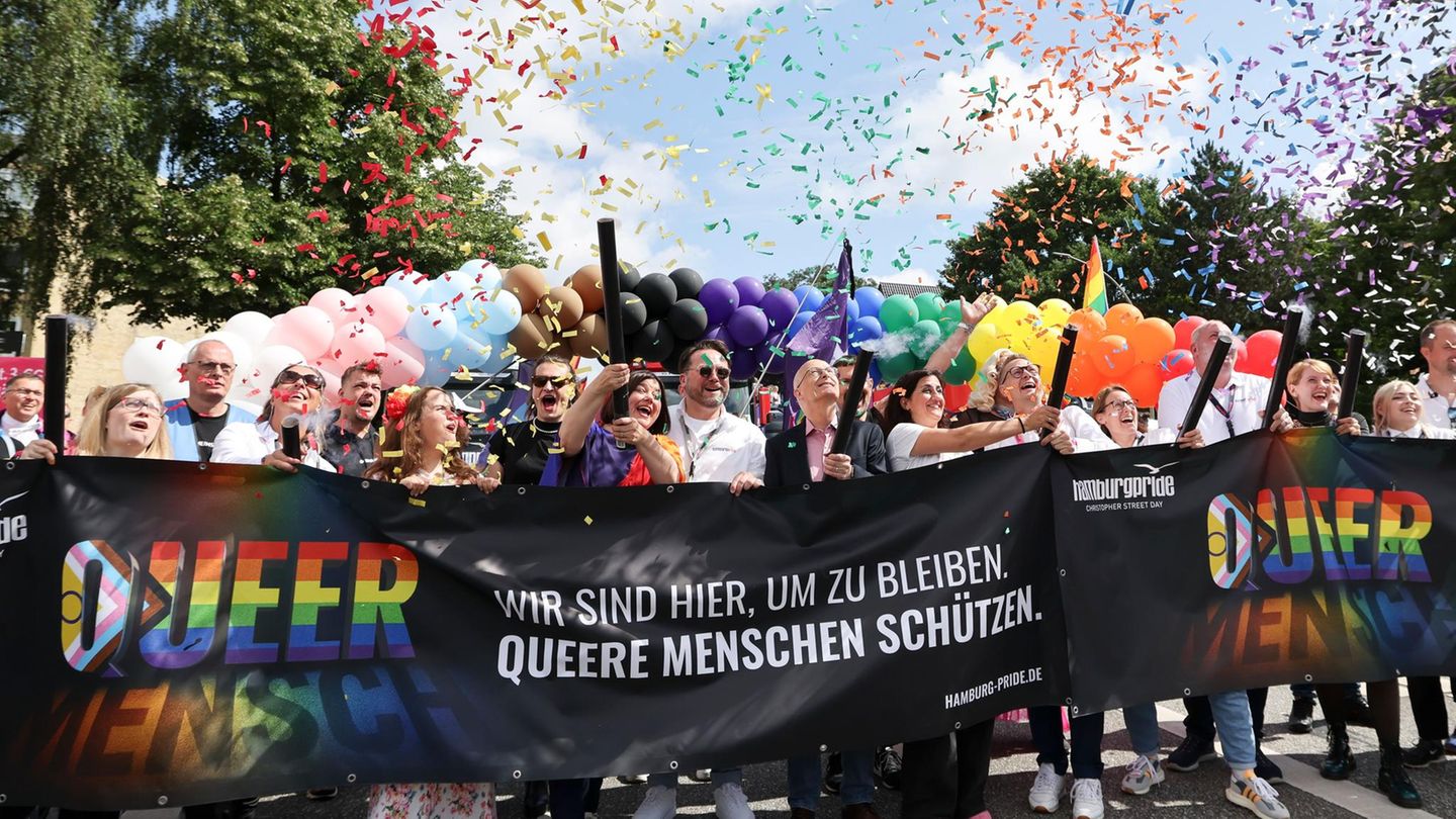 Start des CSD in Hamburg mit der Polit-Prominenz der Hansestadt, unter anderem mit Peter Tschentscher