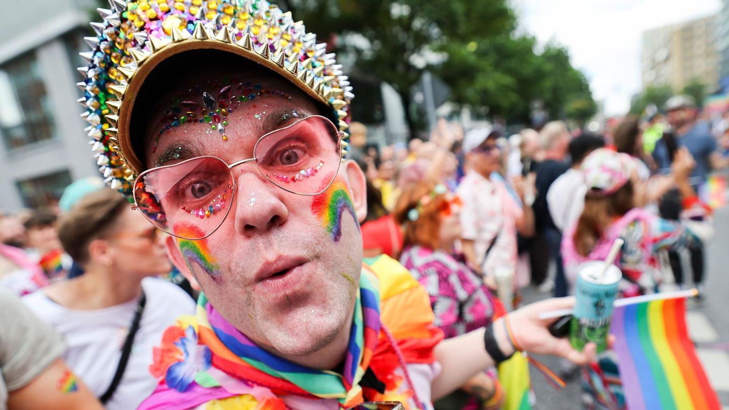 Ein bunt geschminkter Mann beim CSD in Hamburg
