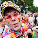Ein bunt geschminkter Mann beim CSD in Hamburg