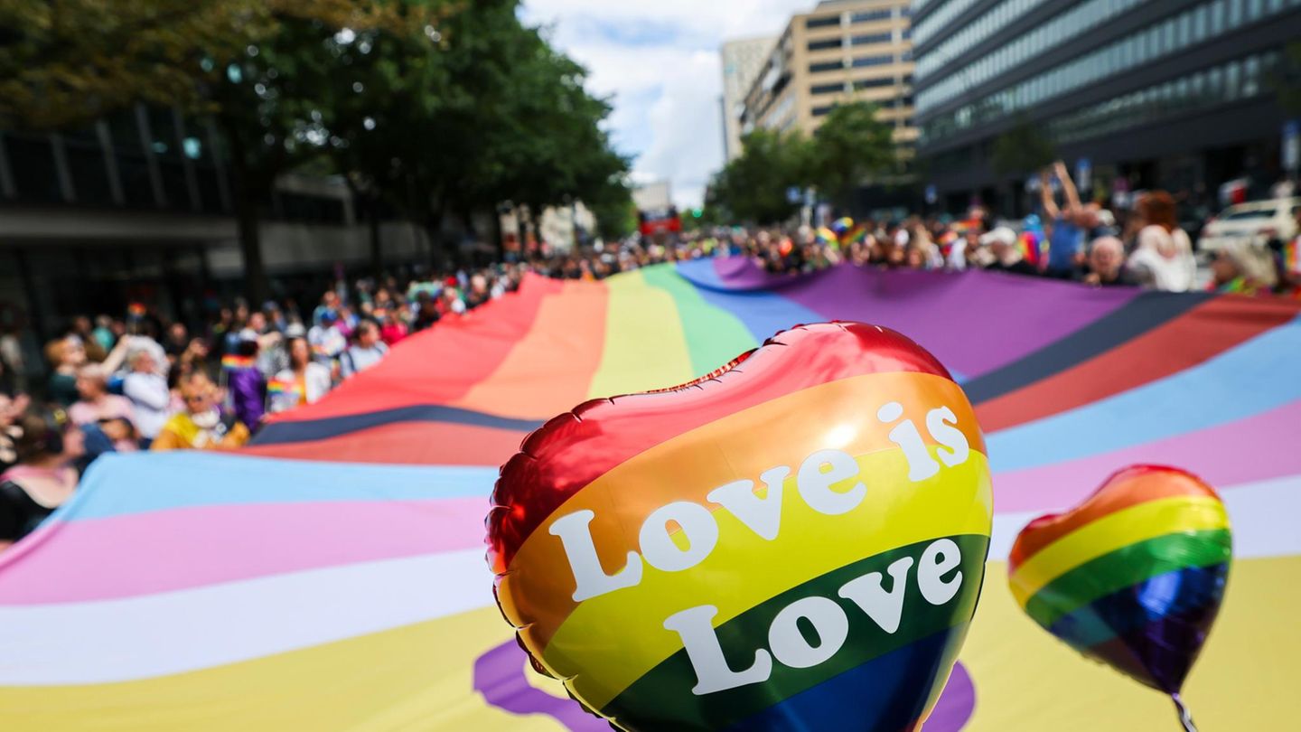 Ein Luftballon mit der Aufschrift "Love" beim CSD in Hamburg
