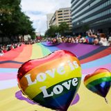 Ein Luftballon mit der Aufschrift "Love" beim CSD in Hamburg
