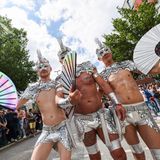 Drei kostümierte Männer beim CSD in Hamburg