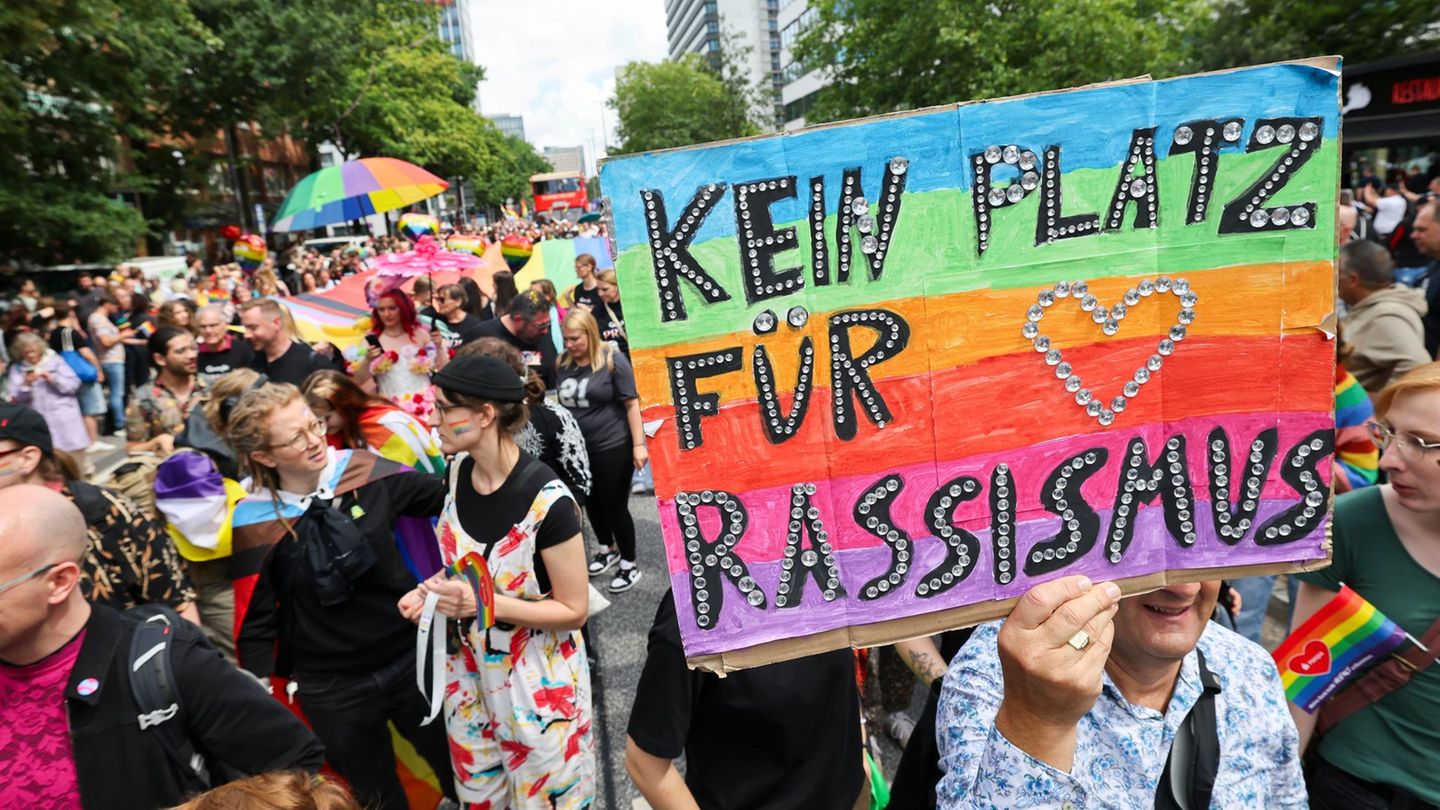 Ein buntes Schild mit der Aufschrift: "Kein Platz für Rassismus"
