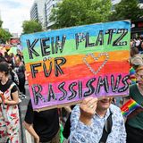 Ein buntes Schild mit der Aufschrift: "Kein Platz für Rassismus"