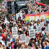 Keine bunte Demo ohne die "Omas gegen Rechts"