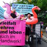 Zwei Handwerker auf dem CSD Hamburg