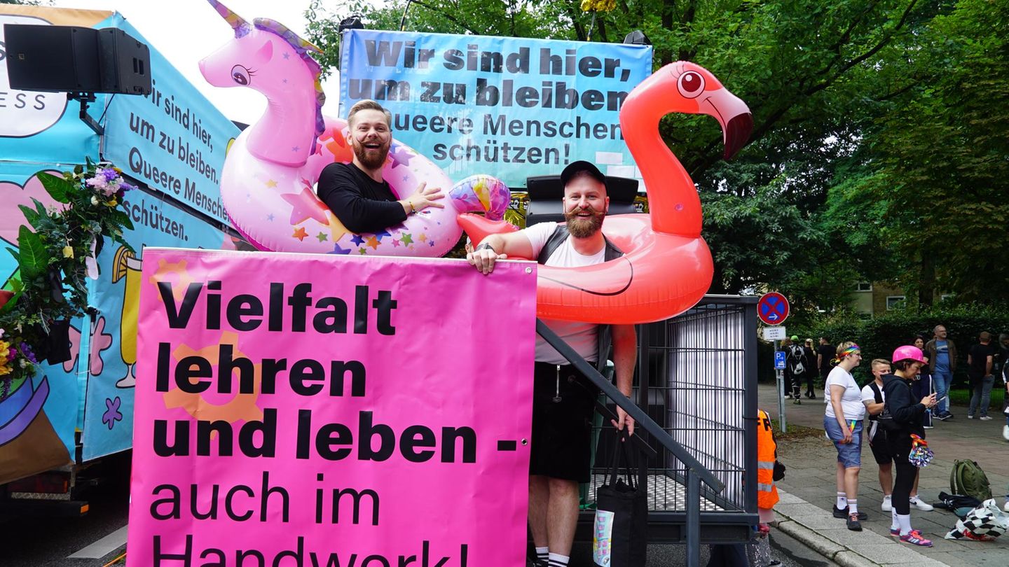 Zwei Handwerker auf dem CSD Hamburg