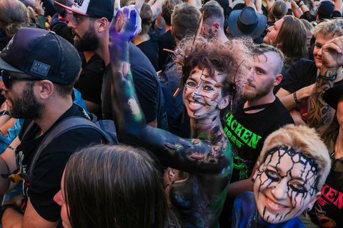 Metalfans die Band Papa Roach in Wacken