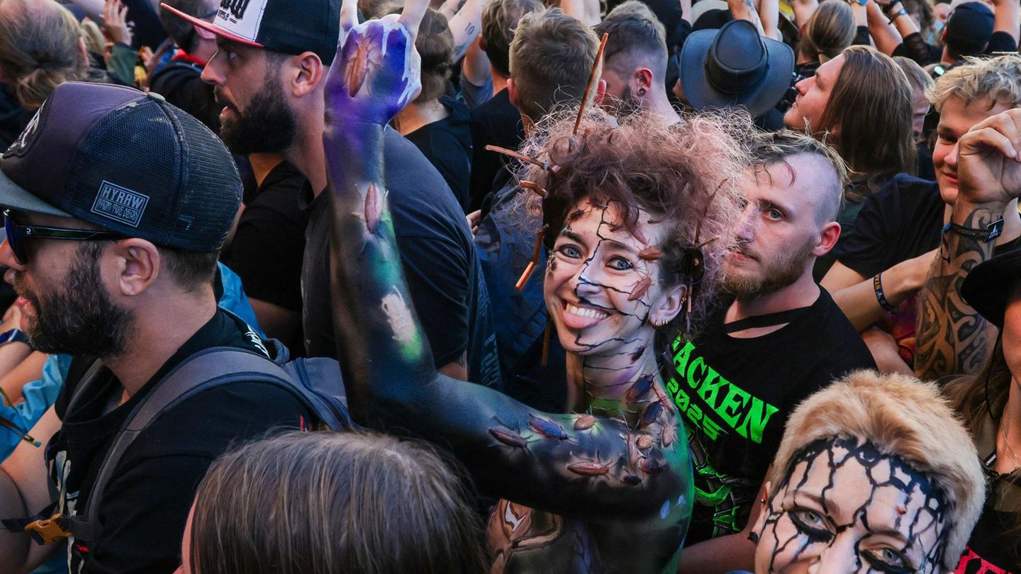 Metalfans die Band Papa Roach in Wacken