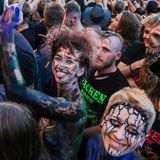 Metalfans die Band Papa Roach in Wacken