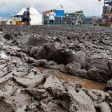 Matsch in Wacken, im Hintergrund Tische und Imbissbuden
