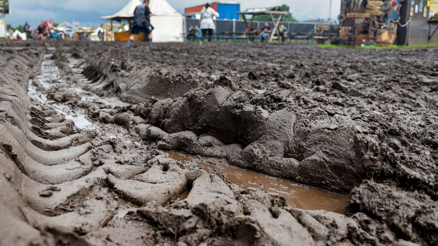 Matsch in Wacken, im Hintergrund Tische und Imbissbuden