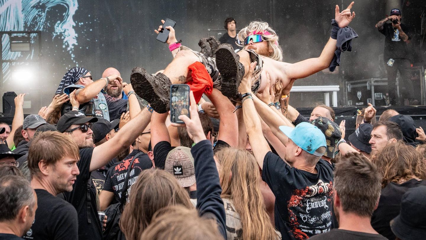 Ein Mann wird in Wacken auf Händen getragen