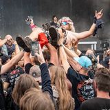 Ein Mann wird in Wacken auf Händen getragen