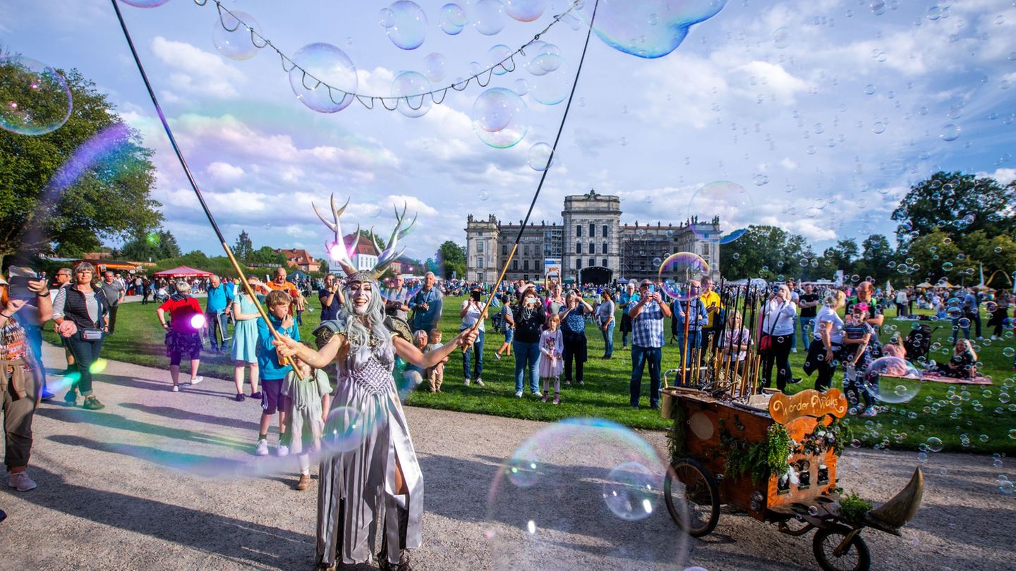 Klassik-Festspiele-Tausende-bei-Kleinkunstfest-im-Schlosspark-in-Ludwigslust
