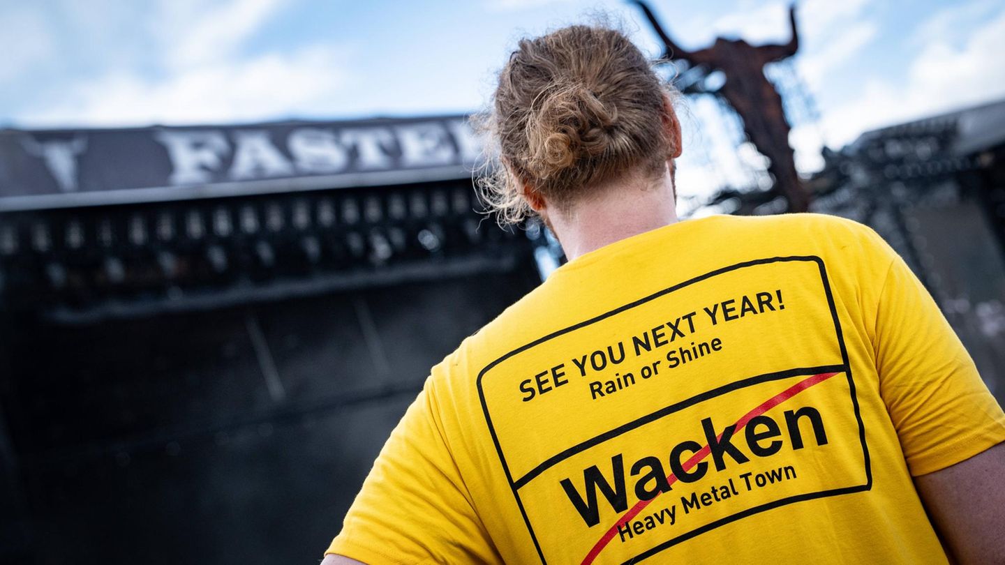 Ein Mann mit Wacken-T-Shirt