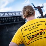 Ein Mann mit Wacken-T-Shirt