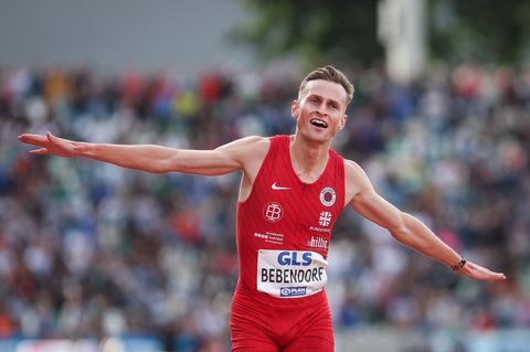 Karl Bebendorf vom Dresdner SC 1898 feiert seinen Sieg im Finale der Männer über 3000 m Hindernislauf