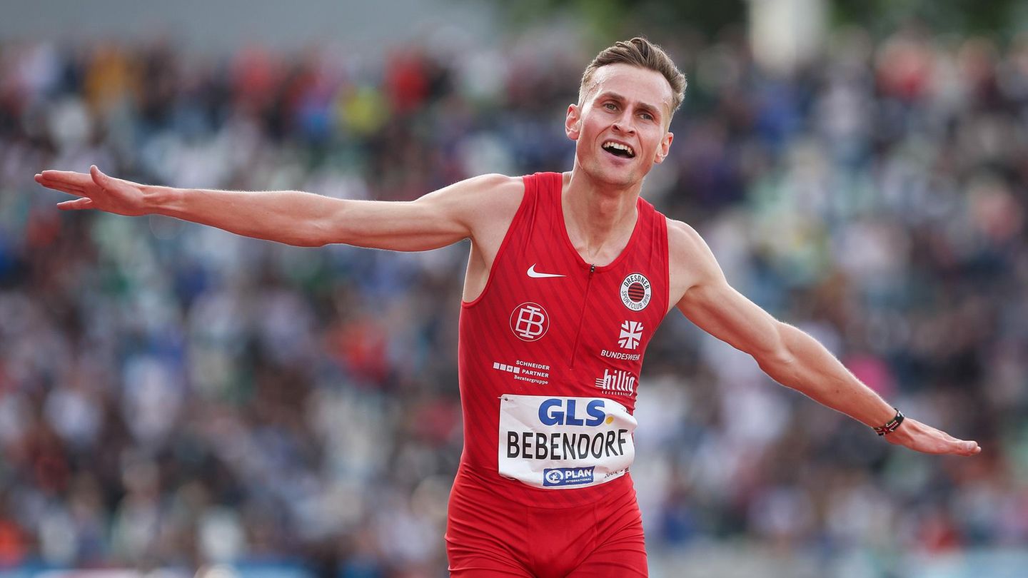 Karl Bebendorf vom Dresdner SC 1898 feiert seinen Sieg im Finale der Männer über 3000 m Hindernislauf