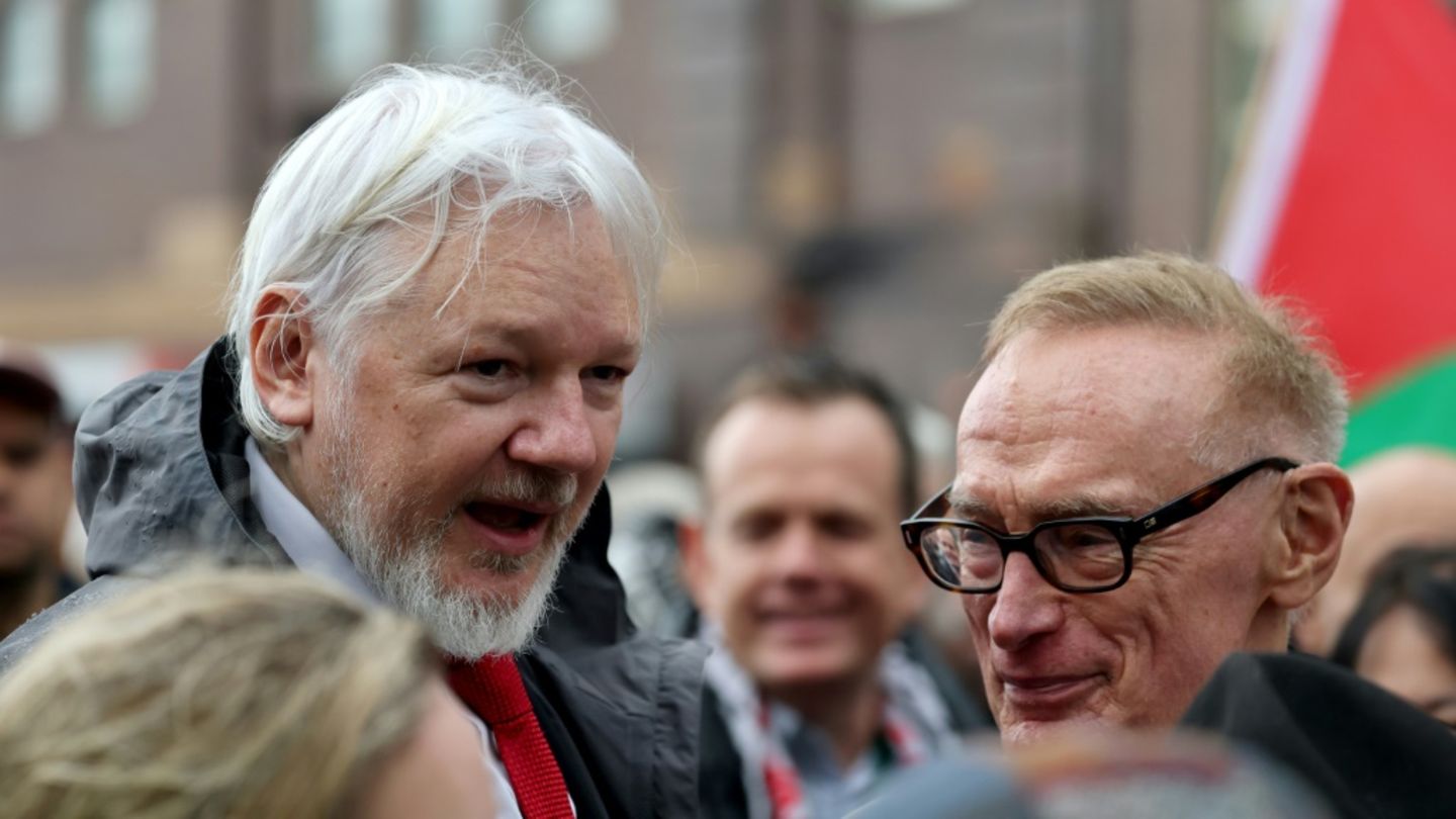 Julian Assange (l.) mit Bob Carr