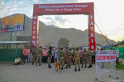 Indische Sicherheitskräfte und Pilgernde nahe Srinagar