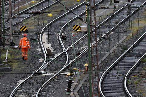 Arbeiter an Bahnstrecke