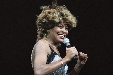 Tina Turner singt auf einer Bühne