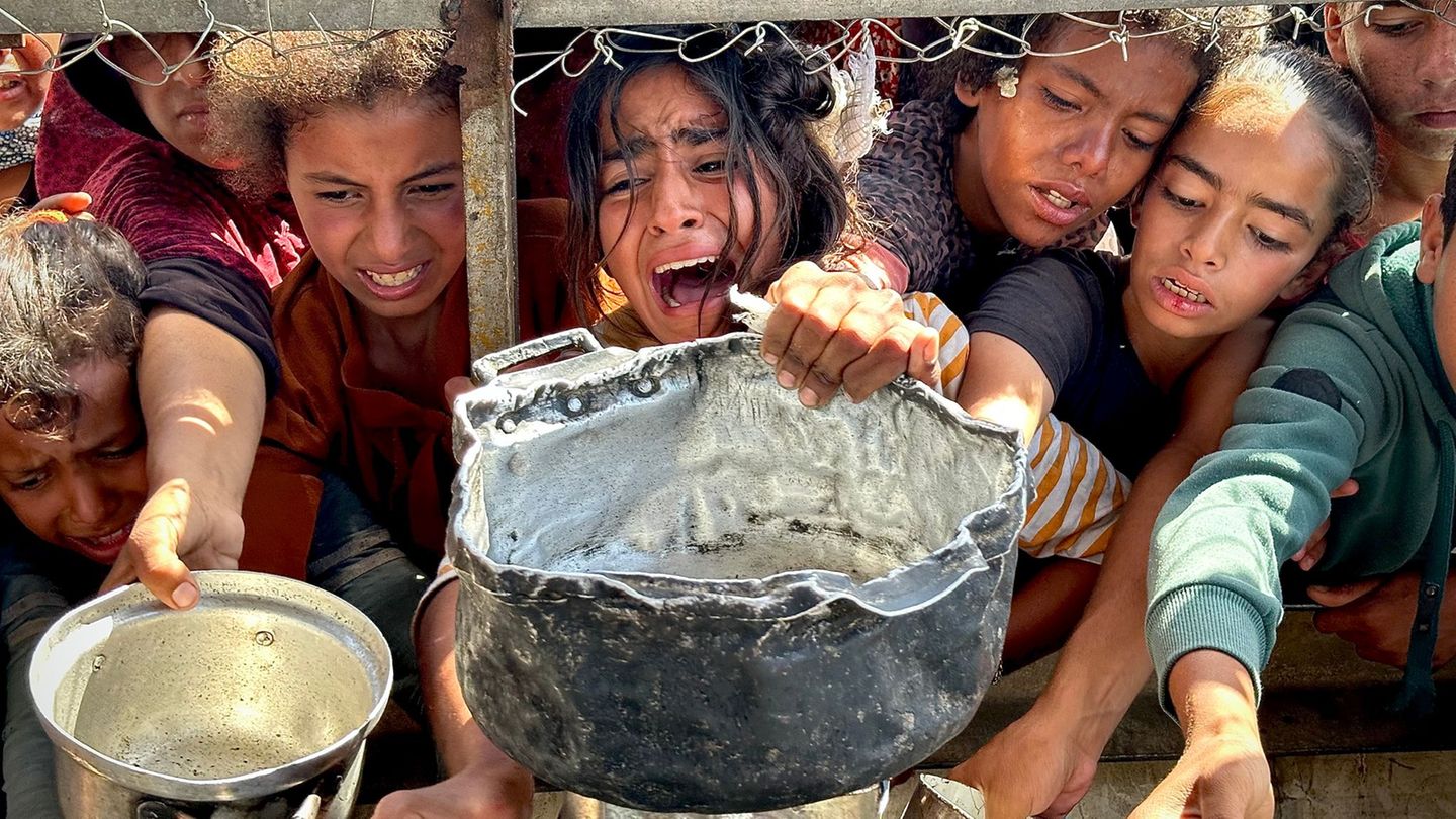 Practical assistance: Interior Ministry checks the recording of children from the Middle East