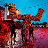 Zwei Männer mit einem Wacken-Schädel aus Bierdosen