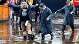 Menschen in Wacken waten im tiefen Schlamm