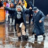 Menschen in Wacken waten im tiefen Schlamm