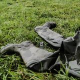 Eine Wathose liegt in Wacken im Gras