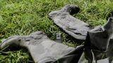 Eine Wathose liegt in Wacken im Gras