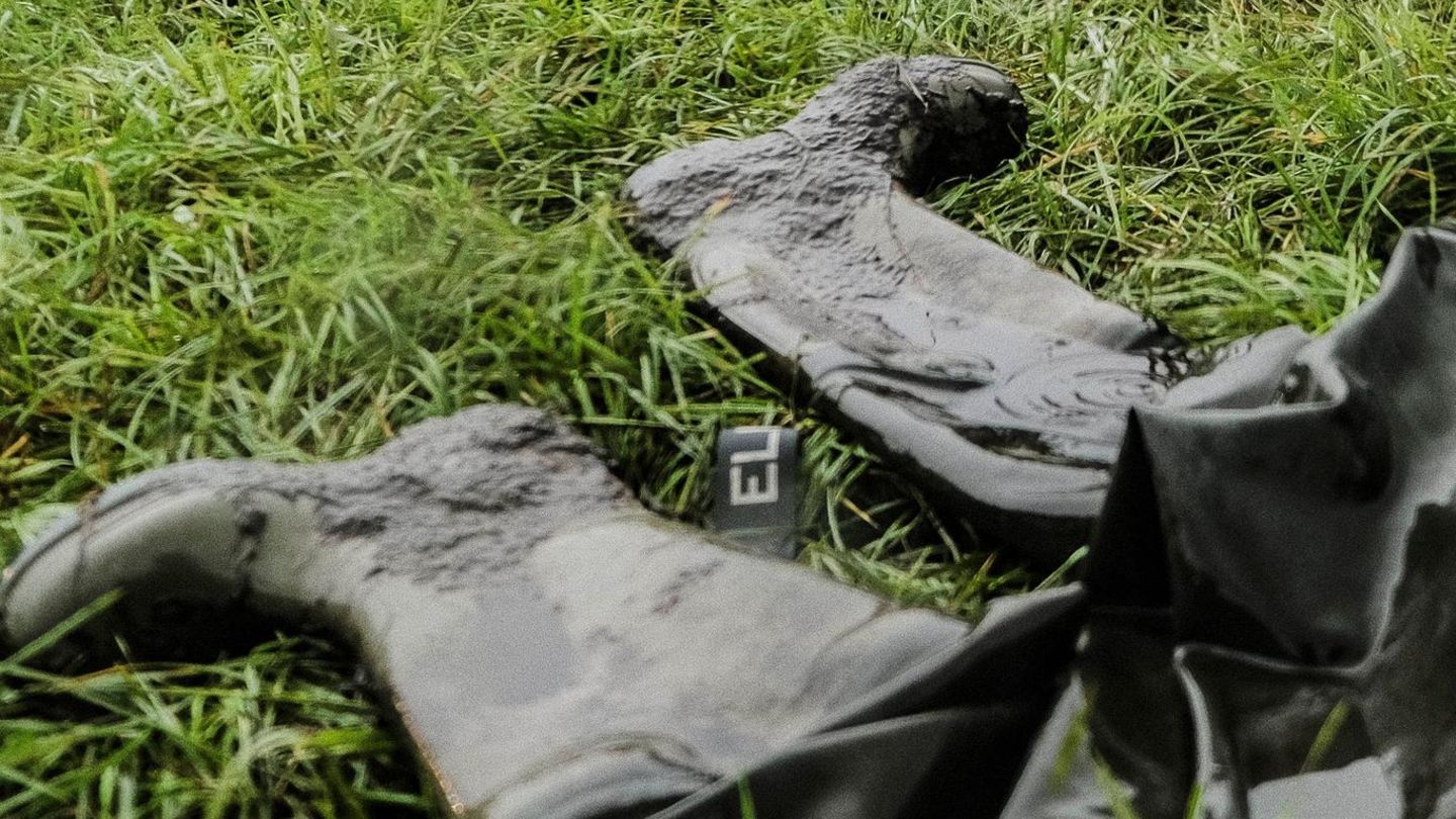 Eine Wathose liegt in Wacken im Gras