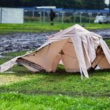 Ein kaputtes Zelt steht in Wacken auf einer Wiese