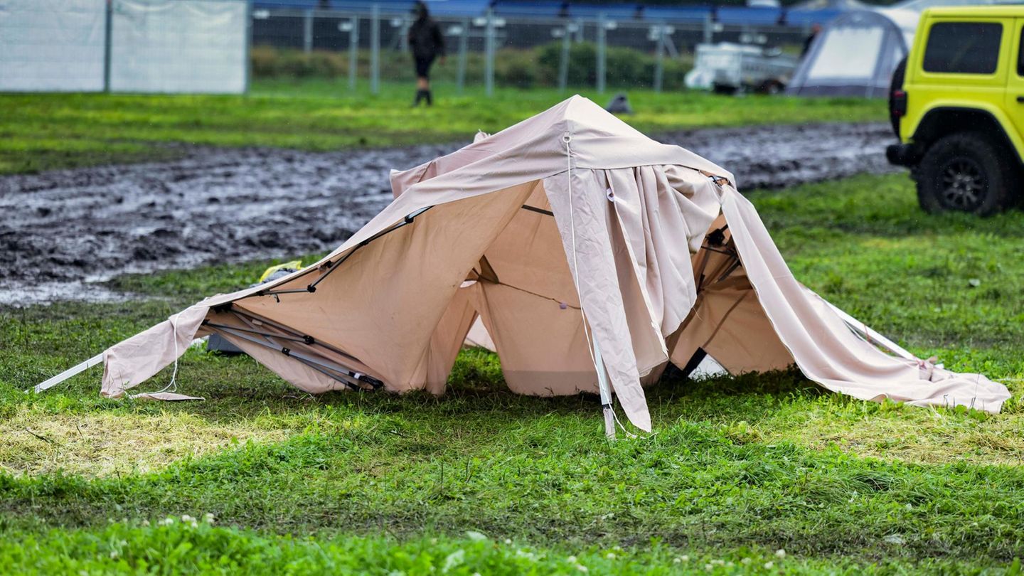 Ein kaputtes Zelt steht in Wacken auf einer Wiese