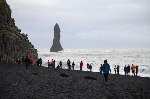 Blick auf den Strand Reynisfjara auf Island