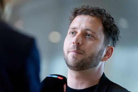 Felix Banaszak spricht in ein Mikrofon