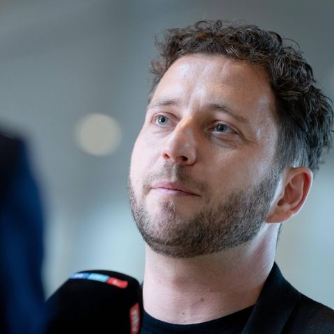 Felix Banaszak spricht in ein Mikrofon