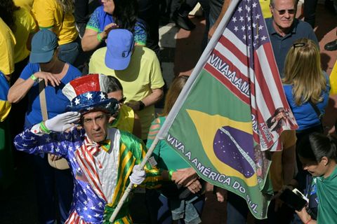 Bolsonaro-Fan on Uncle-Sam-Kostüm und mit Fahnen der USA wie Brasiliens